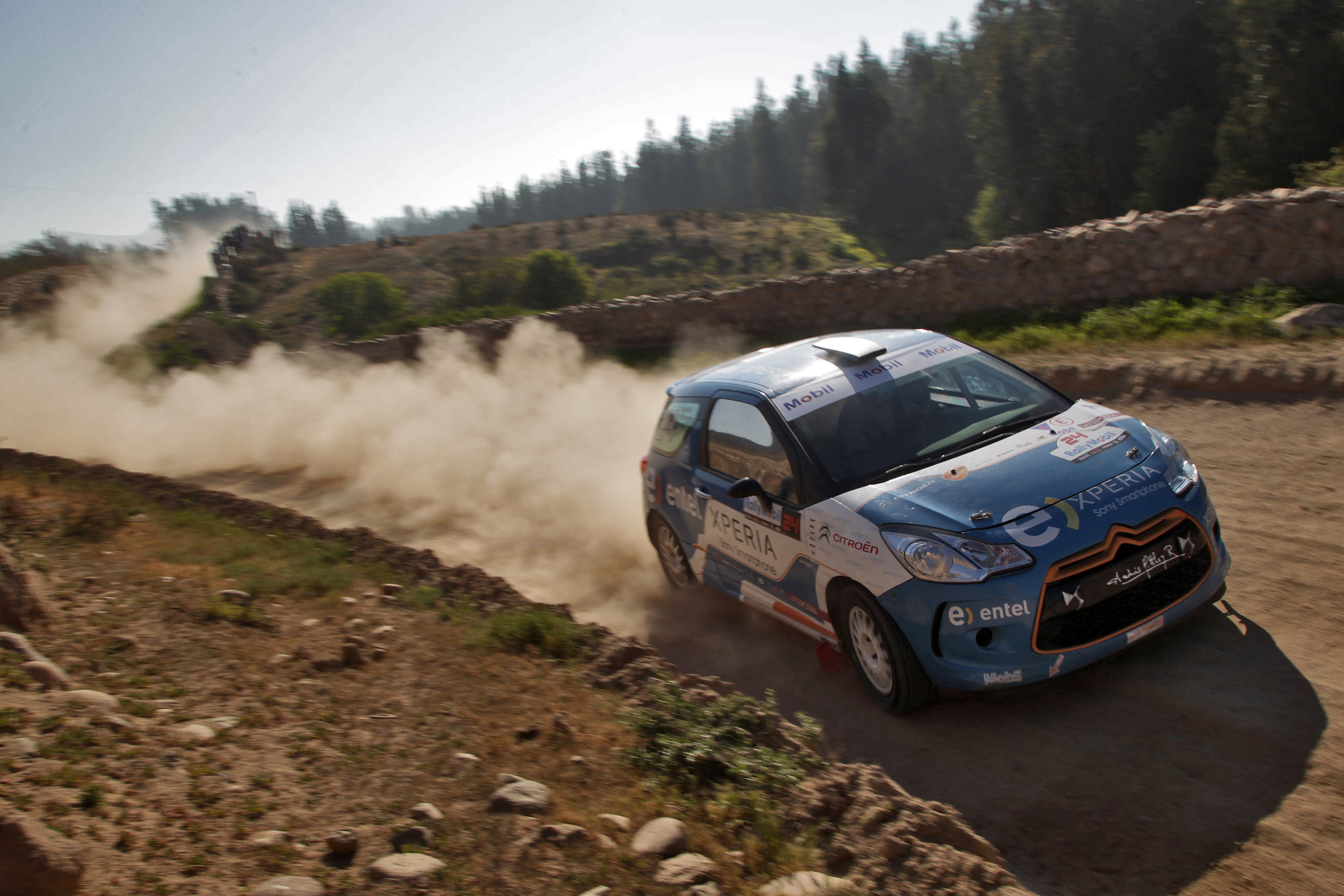 Tomás Etcheverry entra en la lucha por el título de la categoría R3 del Rally Mobil
