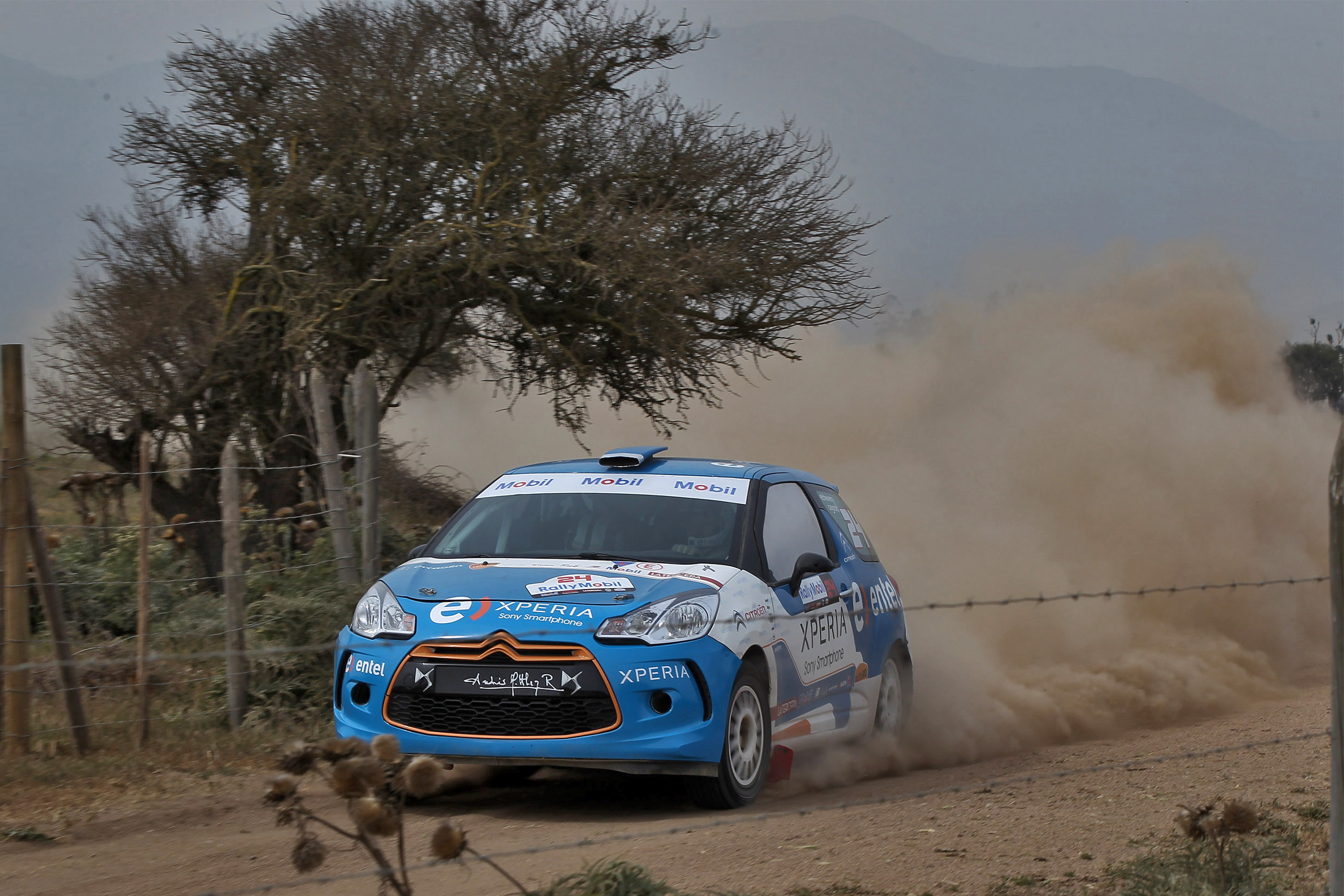 Tomás Etcheverry da un gran golpe por el título de la R3 del Rally Mobil