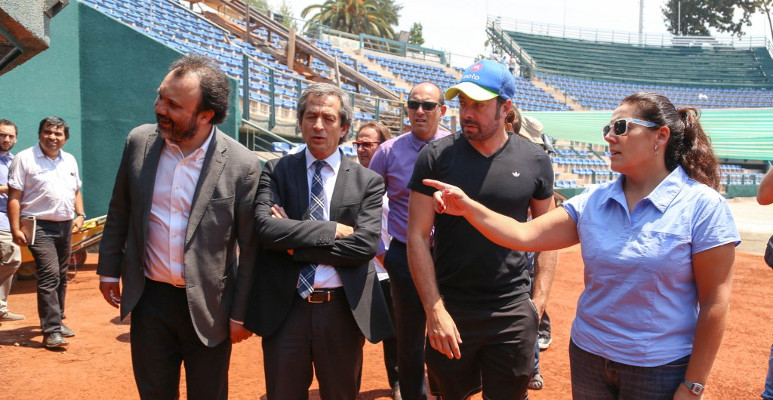 Ministro del Deporte y Nicolás Massú visitaron la remodelación del Court Central del Estadio Nacional