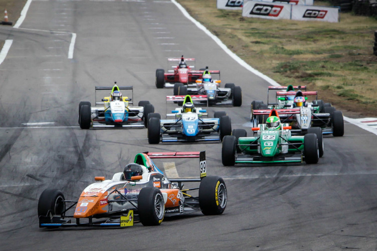 Javier Scuncio y Vicente Bas definirán el segundo lugar de la Fórmula Total