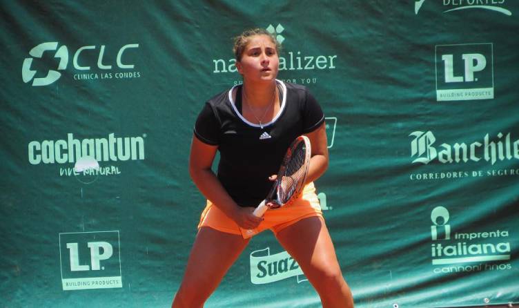 Tenista Bárbara Gatica en posición de espera del saque de su rival, con ambas manos en la raqueta